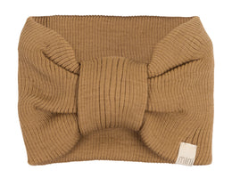 „minimalisma Stirnband ‚Alba‘ in Beige – geripptes Kinder-Stirnband aus Merinowolle, flach liegend auf hellem Hintergrund“