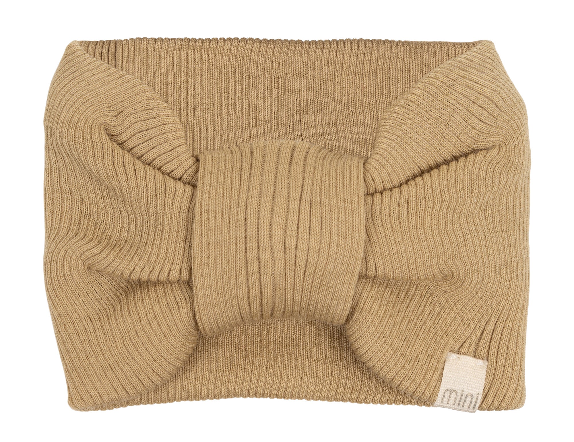 „minimalisma Stirnband ‚Alba‘ in Hay – geripptes Kinder-Stirnband aus Merinowolle, flach liegend auf hellem Hintergrund“