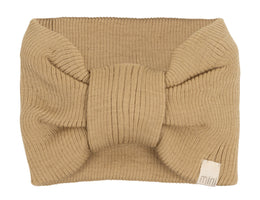 „minimalisma Stirnband ‚Alba‘ in Hay – geripptes Kinder-Stirnband aus Merinowolle, flach liegend auf hellem Hintergrund“