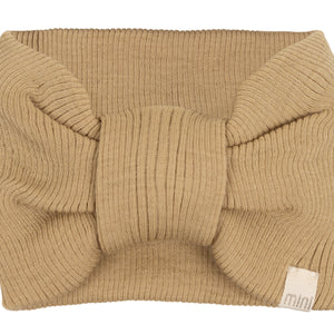 „minimalisma Stirnband ‚Alba‘ in Hay – geripptes Kinder-Stirnband aus Merinowolle, flach liegend auf hellem Hintergrund“