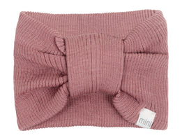 „minimalisma Stirnband ‚Alba‘ in Rose– geripptes Kinder-Stirnband aus Merinowolle, flach liegend auf hellem Hintergrund“