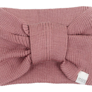 „minimalisma Stirnband ‚Alba‘ in Rose– geripptes Kinder-Stirnband aus Merinowolle, flach liegend auf hellem Hintergrund“