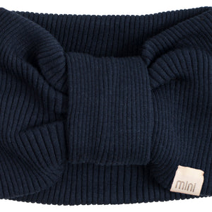 „minimalisma Stirnband ‚Bi‘ in Sailor (Dark Blue) – elastisches Kinder-Stirnband aus Seide-Baumwolle, flach liegend auf weißem Hintergrund“