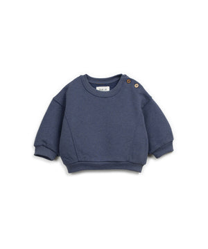 Fleecepullover aus Baumwolle, recycelter Baumwolle und recyceltem Polyester mit Rundhalsausschnitt, elastischen Bündchen und Kokosknopf-Schulteröffnung, hergestellt in Portugal.