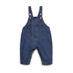 Jeans-Latzhose aus Baumwolle mit verstellbaren Trägern, Kokosknöpfen und Vordertasche, hergestellt in Portugal.