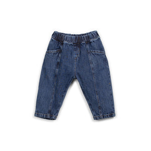 Hose mit elastischem Bund und dekorativen Ziernähten, hergestellt in Portugal.