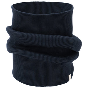 „Loop-Schal ‚Birk‘ von minimalisma in Dark Blue – weicher Schlauchschal aus Seide-Baumwolle für Kinder, flach liegend auf hellem Hintergrund“