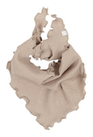 „minimalisma Bandana-Lätzchen in Beige – Baby-Halstuch aus 100 % Merinowolle, weich und temperaturausgleichend, flach liegend auf hellem Hintergrund“