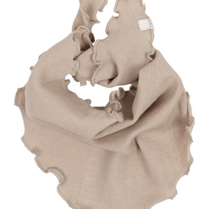 „minimalisma Bandana-Lätzchen in Beige – Baby-Halstuch aus 100 % Merinowolle, weich und temperaturausgleichend, flach liegend auf hellem Hintergrund“