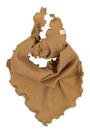 „minimalisma Bandana-Lätzchen in Golden Wheat– Baby-Halstuch aus 100 % Merinowolle, weich und temperaturausgleichend, flach liegend auf hellem Hintergrund“
