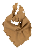 „minimalisma Bandana-Lätzchen in Golden Wheat– Baby-Halstuch aus 100 % Merinowolle, weich und temperaturausgleichend, flach liegend auf hellem Hintergrund“