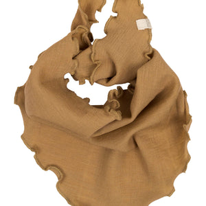 „minimalisma Bandana-Lätzchen in Golden Wheat– Baby-Halstuch aus 100 % Merinowolle, weich und temperaturausgleichend, flach liegend auf hellem Hintergrund“