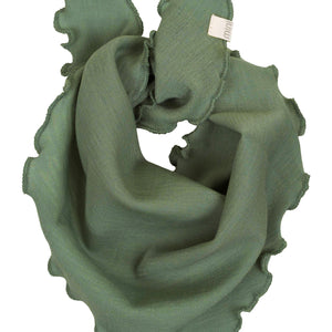 „minimalisma Bandana-Lätzchen in Greener – Baby-Halstuch aus 100 % Merinowolle, weich und temperaturausgleichend, flach liegend auf hellem Hintergrund“