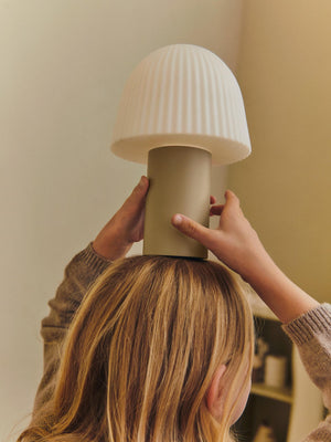 Ferm Living Frill Tragbare Leuchte | Cashmere/Weiss