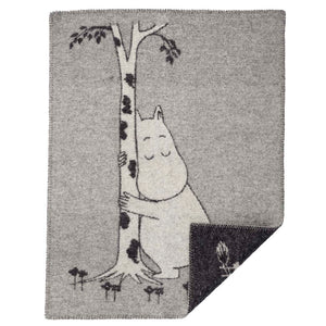 Klipan Babydecke Mumin Tree Hug aus Bio-Lammwolle mit Mumin-Motiv, weich, nachhaltig und OEKO-TEX® zertifiziert.