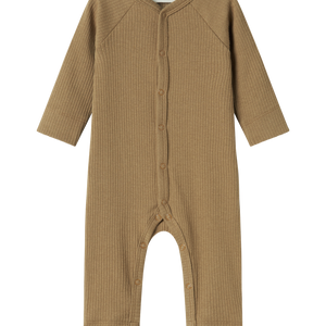 „MarMar Copenhagen Baby-Jumpsuit in Dark Bronze – langärmliger Einteiler aus Baumwolle-Modal-Mix mit Druckknöpfen“