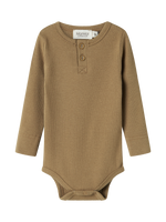 „MarMar Copenhagen Babybody Langarm in der Farbe Dark Bronze – weicher Body aus Baumwoll-Modal-Mix mit Druckknöpfen“