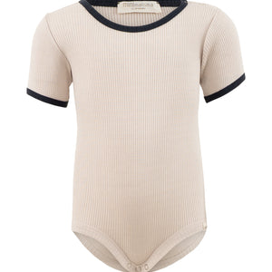 Minimalisma Kurzarmbody „Baldur“ Ecru mit Dark Blue, Seide-Baumwolle, nahtlos, mit Schulter-Druckknöpfen und Kontrastabschluss