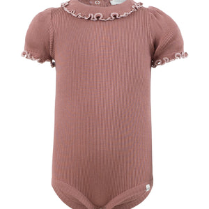 Minimalisma Kurzarmbody „Bohemia“ Antique Rose mit Sweet Rose, Seide-Baumwolle, nahtlos, mit Rüschen, Perlmuttknopf und YKK-Druckknöpfen