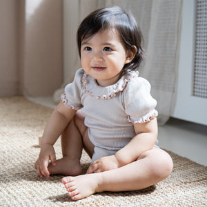minimalisma Kurzarmbody Seide-Baumwolle "Bohemia" Ecru mit Sweet Rose