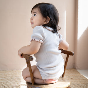 minimalisma Kurzarmbody Seide-Baumwolle "Bohemia" Ecru mit Sweet Rose