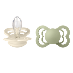 BIBS Supreme Silikon Schnuller 0–6 Monate 2er Pack Ivory/Sage – symmetrisches Saugteil mit breitem, belüftetem Schild und Glow-in-the-dark Effekt.