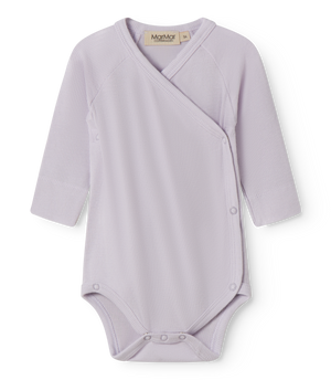 Baby-Wickel-Body von MarMar Copenhagen, Belito Body Sweet Violet, weich, Wickeldesign, bequem & hautfreundlich