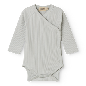 Baby-Wickel-Jumpsuit von MarMar Copenhagen, Rulo Jumpsuit Morning Dew, weich & dehnbar, aus Modal & Bio-Baumwolle, Wickeldesign