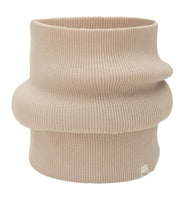 „minimalisma Bandana-Lätzchen in Beige – Baby-Halstuch aus 100 % Merinowolle, weich und temperaturausgleichend, flach liegend auf hellem Hintergrund“