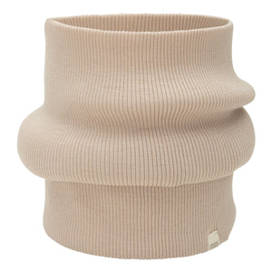 „minimalisma Bandana-Lätzchen in Beige – Baby-Halstuch aus 100 % Merinowolle, weich und temperaturausgleichend, flach liegend auf hellem Hintergrund“