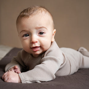 Minimalisma Langarmbody Merino "Ask" in Hemp – Detailansicht 3