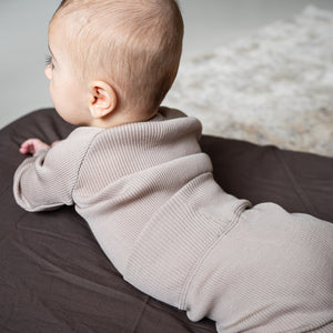 Minimalisma Langarmbody Merino "Ask" in Hemp – Detailansicht 4
