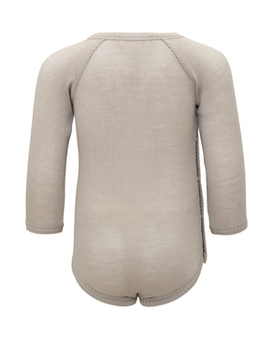 Minimalisma Langarmbody Merino "Ask" in Hemp – Detailansicht 5