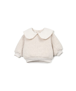 Fleece-Sweatshirt in Naturfarbe mit großem Kragen, langen Ärmeln und Rückenöffnung mit Kokosknopf, hergestellt in Portugal.