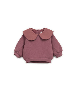 Fleece-Sweatshirt in Naturfarbe mit großem Kragen, langen Ärmeln und Rückenöffnung mit Kokosknopf, hergestellt in Portugal.