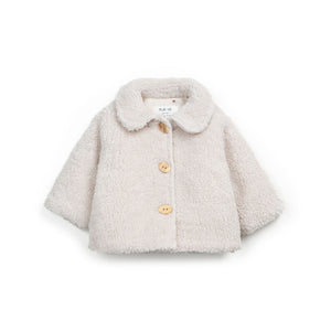 Strickjacke in Naturfarbe mit Kragenapplikation, Futter und Frontöffnung mit Holzknöpfen, hergestellt in Portugal