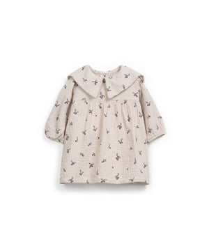 Gewebtes Kleid in Naturfarbe mit langen Ärmeln, appliziertem Kragen, Kokosknopf vorne und Erdbeerbaum-Print, gefertigt in Portugal.