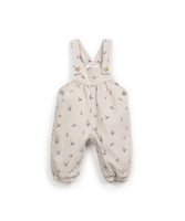 Twill-Strampler in Naturfarbe mit eckigem Ausschnitt, Trägern, Kokosknöpfen, Druckknopföffnung im Schritt und Erdbeerbaum-Print, hergestellt in Portugal.