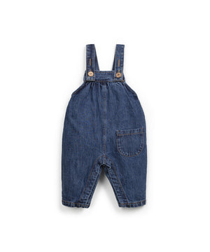 Jeans-Latzhose aus Baumwolle mit verstellbaren Trägern, Kokosknöpfen und Vordertasche, hergestellt in Portugal.
