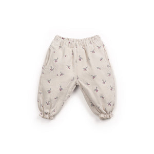 Bedruckte Twillhose in Naturfarbe mit elastischem Bund, elastischen Beinabschlüssen und Erdbeerbaum-Print, gefertigt in Portugal.