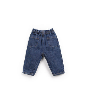 Jeanshose in Denim mit elastischem Bund und zwei seitlichen Fronttaschen, gefertigt in Portugal.