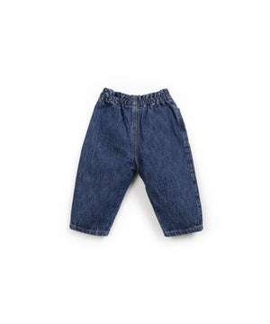Jeanshose in Denim mit elastischem Bund und zwei seitlichen Fronttaschen, gefertigt in Portugal.