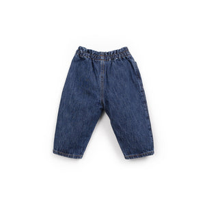 Jeanshose in Denim mit elastischem Bund und zwei seitlichen Fronttaschen, gefertigt in Portugal.