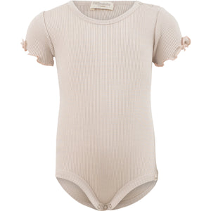 Minimalisma Kurzarmbody „Buddy“ Ecru mit Sweet Rose, Seide-Baumwolle, nahtlos, mit Rüschen, hautfreundlich und atmungsaktiv