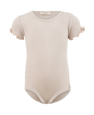 Minimalisma Kurzarmbody „Buddy“ Ecru mit Sweet Rose, Seide-Baumwolle, nahtlos, mit Rüschen, hautfreundlich und atmungsaktiv