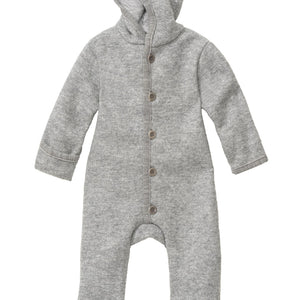 Disana Walk-Overall grau aus Bio-Merinowolle mit Kapuze und Steinnussknöpfen.