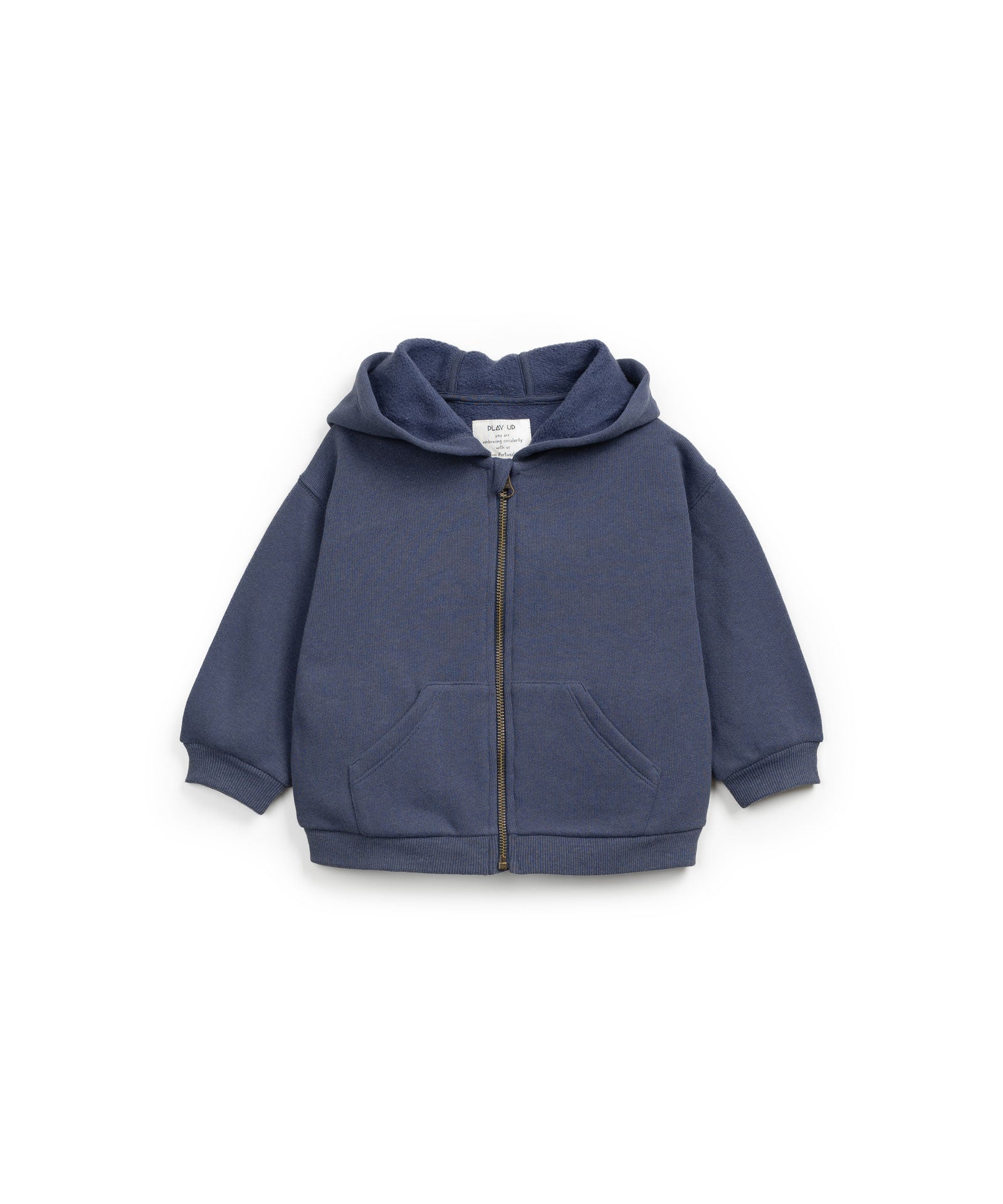 Fleecejacke in Dunkelblau mit Reißverschluss, Kapuze, Fronttaschen und elastischen Bündchen, hergestellt in Portugal.