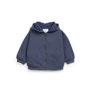 Fleecejacke in Dunkelblau mit Reißverschluss, Kapuze, Fronttaschen und elastischen Bündchen, hergestellt in Portugal.