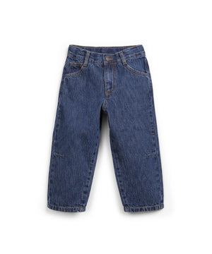 Klassische Jeanshose in Denim mit geradem Schnitt, fünf Taschen, Gürtelschlaufen und Kokosknopf-Verschluss, hergestellt in Portugal