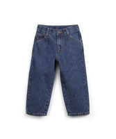 Klassische Jeanshose in Denim mit geradem Schnitt, fünf Taschen, Gürtelschlaufen und Kokosknopf-Verschluss, hergestellt in Portugal